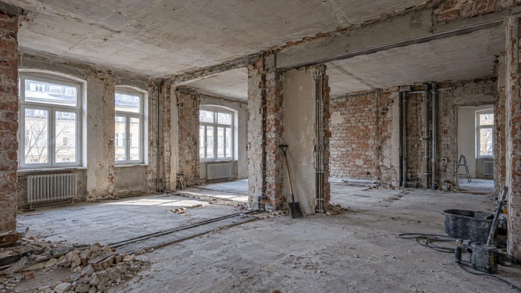 Entkernter Innenraum mit freigelegtem Rohbau